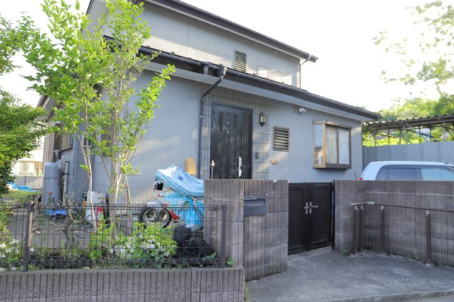 土地の形が極端に長細かったり、狭小地、あるいは道路との高低差がある傾斜地だった場合、後々売ろうとしても買い手がつかない場合もあります。後々、売却することになった時に価値の下がらない土地を選びましょう。