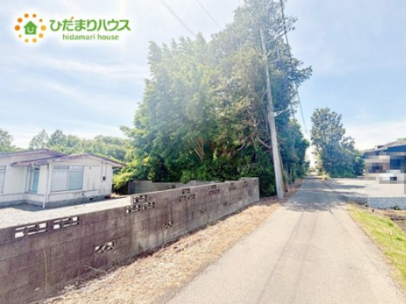 繁華街のようなにぎやかさがないため、車の音や話し声が少なく、静かな生活を望む人に適している閑静な住宅地！
