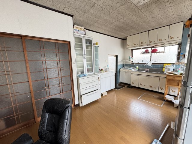 ダイニングとキッチンが一体となった、使い勝手の良い空間。作業スペースが広く、日々の調理や家事もスムーズに行えます。リフォームによって印象を大きく変えやすく、自分好みのキッチン空間づくりも楽しめます。