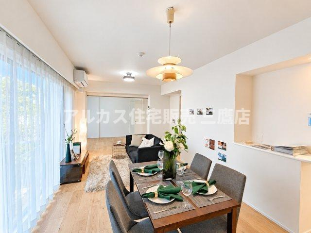 キッチン側から見渡せる奥行きのあるリビングダイニング。隣接するお部屋の引き戸を開放することで、より広がりのある空間として利用できます。