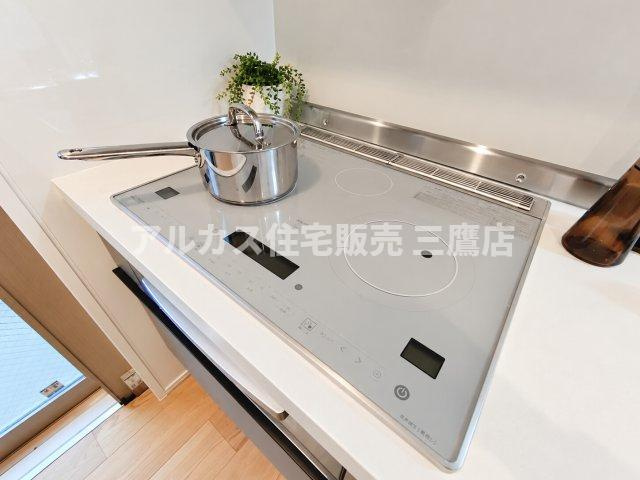 お手入れがしやすく火を使わない安全なIHクッキングヒーター。フラットなトッププレートで拭き取り掃除もラクラクです。　