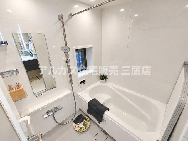 白を基調とした爽やかなユニットバス。小窓からの換気も可能で、シャワーフックやスライドバー、鏡も備わった快適なバス空間です。　　