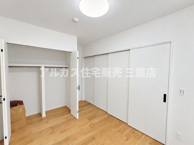 引き戸を閉めることで独立した個室としても使用可能な洋室。壁面にはハンガーパイプ付きのクローゼットが設けられています。　
