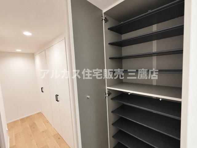 トールタイプのシューズボックスを備えた玄関収納。家族全員の靴を豊富に収納でき、玄関周りを常に綺麗に保つことができます。　