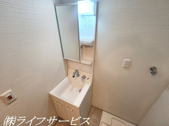 シャワー付洗面化粧台／鏡面裏収納がございます！
