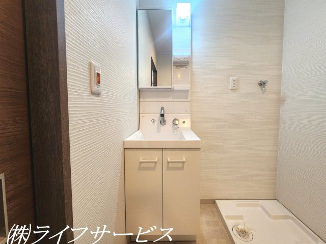シャワー付洗面化粧台／鏡面裏収納がございます！