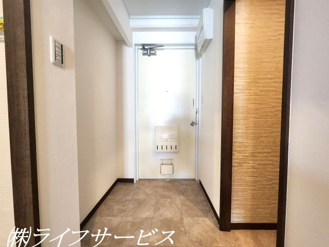 玄関には土間収納あり！スーツケース置場などにも便利！