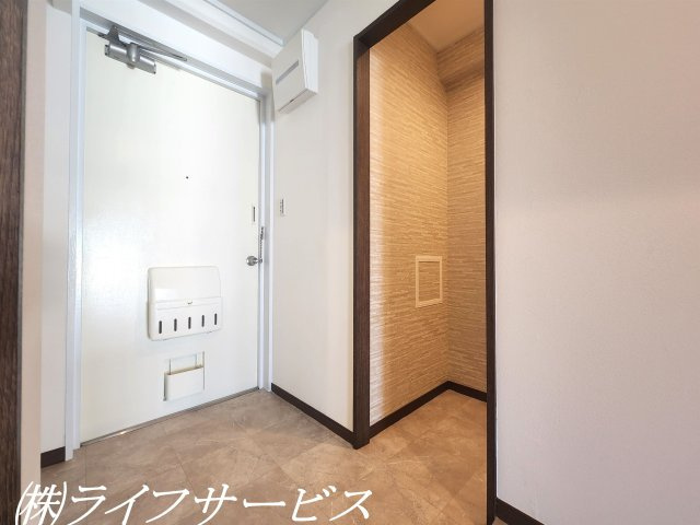 玄関には土間収納あり！スーツケース置場などにも便利！