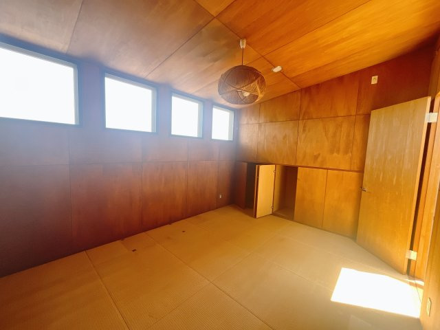 ■洋室｜洋室には大きな窓をご用意しています。日中はあたたかな日差し差し込み自分時間も充実できますね＾＾