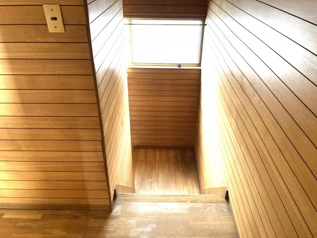 廻り階段です。途中が平らになっている安全に配慮された造りです。　