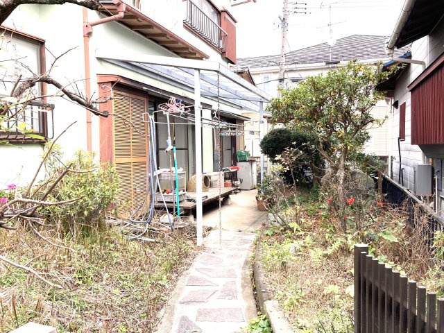 南面にある庭です。花壇に花など植えては如何でしょうか。　