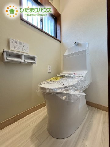 ペーパーホルダーがしっかり完備された、温水洗浄便座付きのクリーンなトイレです！窓から自然光が入り込むため、日中は明るく快適に使用できます♪毎日使う場所だからこそ、シンプルでお掃除しやすい設計です