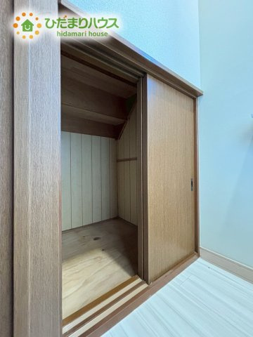 廊下部分に設置された、中身が見えない引き戸タイプの大型収納です！掃除用具や日用品のストック、季節物の家電などを一括して片付けることができます♪必要な時にサッと取り出せる、非常に便利な配置です！