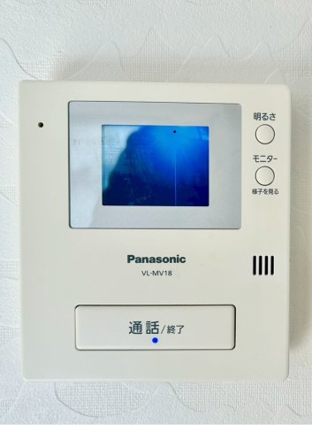 訪問者が来たときにテレビ画面で確認できるため、安心してドアを開けられます。録画機能があるものもあり、留守中に来訪者を記録しておくことができます。利便性が高く、セキュリティ面でも安心です。　