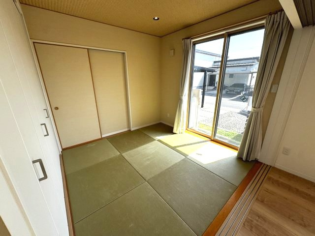 南面リビング併設の和室。来客やお子さんのお昼寝スペースにも♪