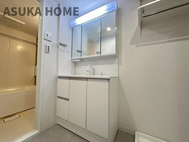 白を基調とした明るい3面鏡の洗面化粧台です♪あると便利なタオル掛けも完備♪