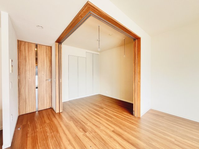 リビング横の洋室は引き戸を開けて一体利用しやすい間取りです。雨の日の室内干しに重宝するホスクリーン(物干金物)が付いています。