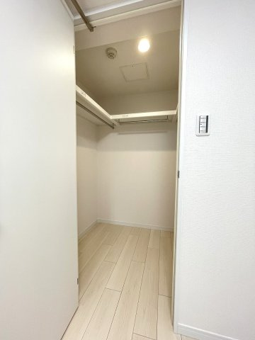 広々としたウォークインクローゼット付きで、大小様々な荷物が収納出来ます。　