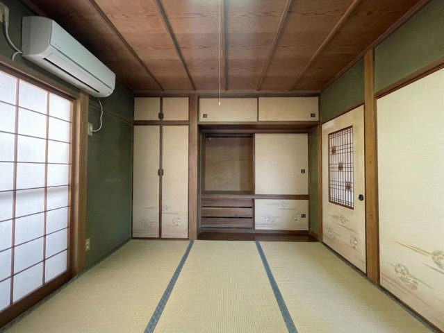 落ち着いた雰囲気の和室は、障子からやわらかな光が入り心地よい空間。押入れや天袋など収納も充実しており、お部屋をすっきり保てます。エアコンも設置されており、季節を問わず快適に過ごせる居室です。