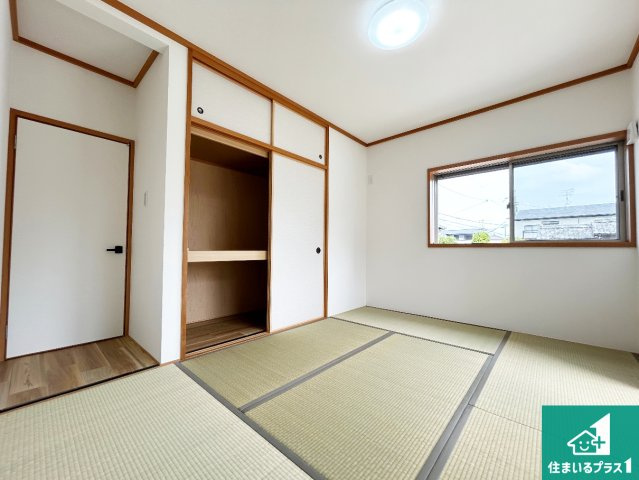 一室あると便利な和室は客間としてだけでなく、小さなお子様のプレイルームや食後のくつろぎスペースとしてもご利用いただけます。収納もついていますので大活躍！