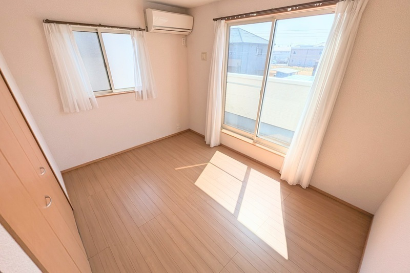 デスクも本棚も余裕で置ける広さと明るさ。仕事にも趣味にもフィットする、使い勝手のよい一部屋です（AIによる加工をしています）