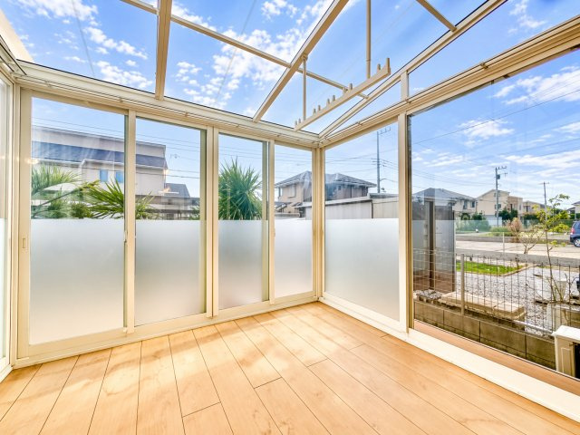 おうち時間が、もっと好きになるサンルーム。（AIによる加工をしています）　