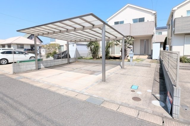 ゆとりある敷地で、駐車もスムーズなカースペース（AIによる加工をしています）　