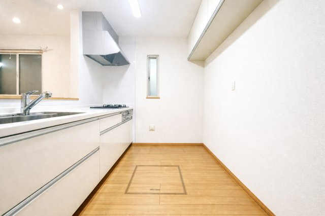 会話も弾む、家族との距離が近いキッチン設計（AIによる加工をしています）　