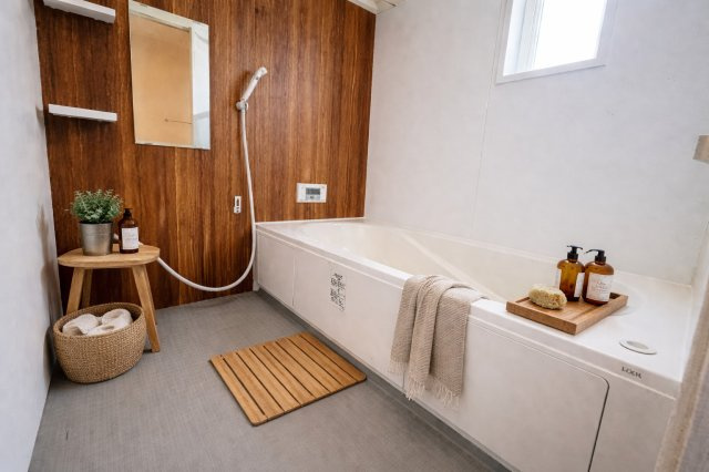 明るく清潔なバスルームは、一日の終わりを気持ちよく締めくくる場所。何気ない時間こそ、心地よく（AIによる加工をしています）