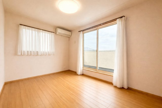 静かな空間で集中しながら、自分の時間にしっかり向き合える。“好き”を深める居場所がここにあります（AIによる加工をしています）