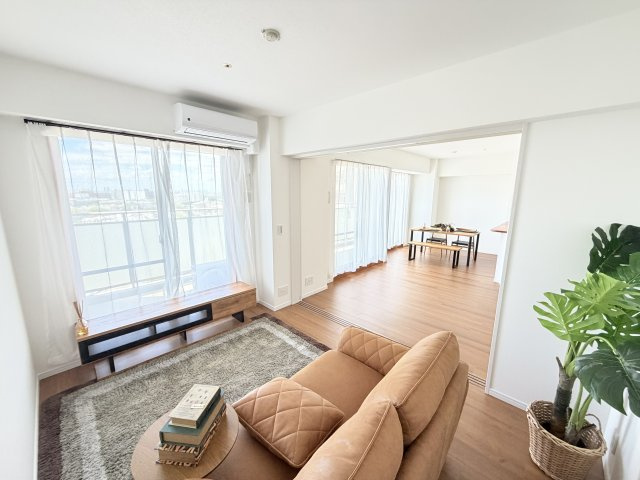 【南東側洋室薬6.0帖】LDKとの扉は開戸のため開放すると広々と使用していただけます！