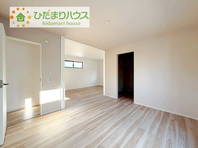 大きなベッドを置いても余裕の広さの主寝室♪