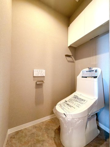 温水洗浄機能付きトイレになります♪