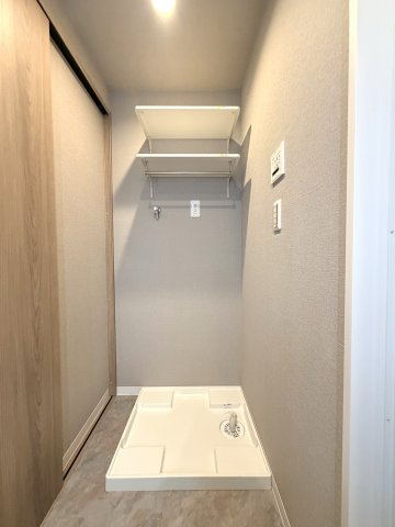 棚付きの洗濯機置き場になります♪