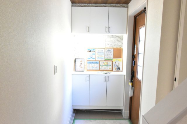 玄関まわりをすっきり保てる収納スペース付き