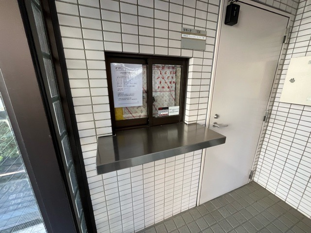 受付はマンションコンシェルジュがいる場合もあれば、管理人が滞在する小部屋を総称して呼ぶことがあります。主にエントランスに設置されていることから、防犯面でも期待ができます。防犯設備がない場合はより安心！