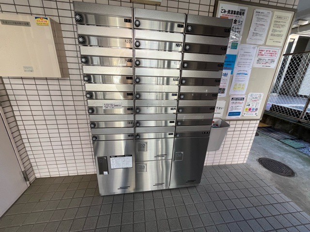 エントランス付近に設置されている集合ポストは、住んでいる部屋と離れているため、ポストをあさるなど誰かに何かされていても被害に気づきにくいです。入居する時には他人に特定されにくい番号で鍵をかけましょう！