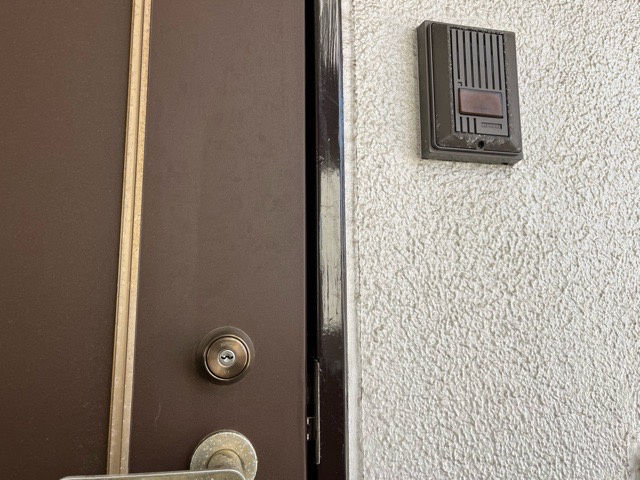 室内の防犯設備もチェックしましょう！モニター付きインターホンが設置されているか、防犯シャッターが設備されているか、ベランダに人が上がってきにくい高さかなどチェックしておくと入居後も安心できるでしょう。