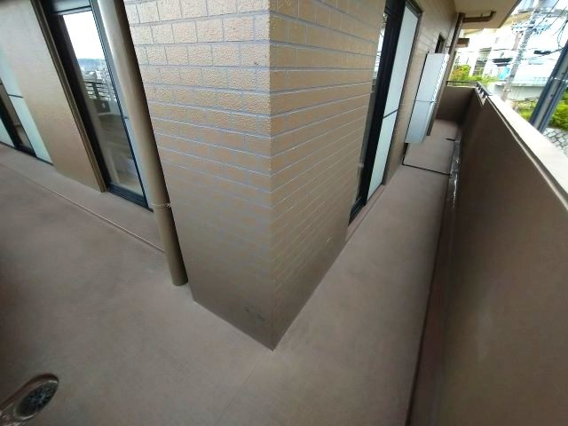 3部屋から行き来ができるL字バルコニー