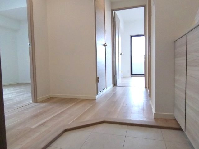 玄関を入ると清潔感のある明るい空間が広がります。大