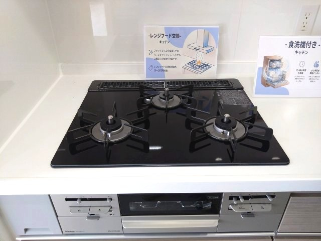 三口コンロ＆グリル付きでお料理もスムーズ。