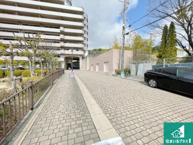 周辺は閑静な住宅街！前面道路広々で車の出し入れも便利です。駐車が苦手な方でも安心して車庫入れできます！