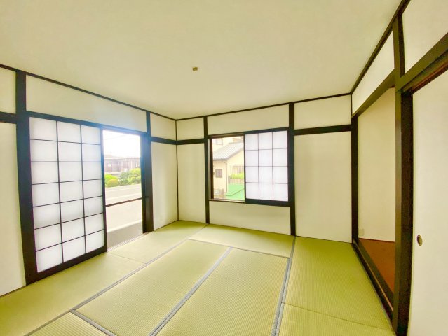 1階8帖和室◇リビング隣には、ホッとできる和室があります。お子様のお昼寝スペースや書斎としてなど、いろいろとお使い頂けます！　