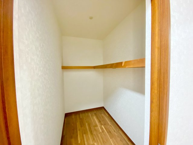 2階ウオークインクローゼット♪　大切な思い出の品や、「今は使わない」季節ものを大切に保管♪将来的に物が増えても安心の設計ですので長く快適に使っていただけます！　