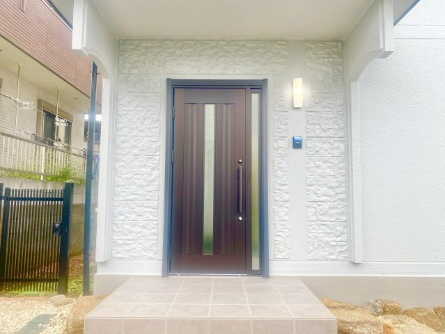 外壁塗装済、玄関ドアも交換済です♪　【いつでも内見可能】物件の陽当りや通風・仕様設備やお部屋の大きさの比較、近隣・周辺環境や街並みなど、資料には掲載していない情報が現地にはたくさんあります♪　