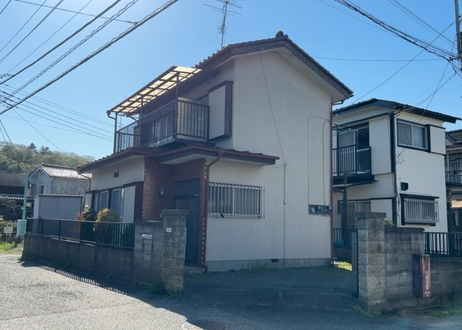 土地の面積＝住宅面積ではありません。建ぺい率の問題などで、土地のある場所によって住宅を建てられる面積は限られています。高さもしかり、「土地」という言葉の中には、建築条件も含まれると考えておきましょう。