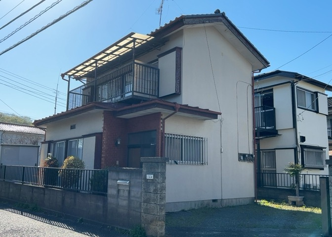 家を建てる場合、方位は要チェックです。現実的に日当たりのよい家ならばリビングは南側、建築基準法でも北側に当たる家への配慮は求められています。土地を見学に行く際は、方位磁針を持って行くようにしましょう。