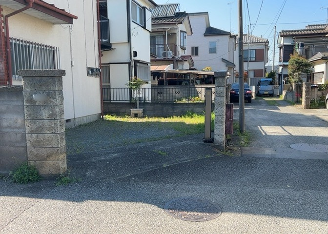 土地の前の道路に消火栓が設置されていることがあります。この場合、道路交通法第45条第1項により、駐車禁止の場所が指定されています。そのため、車庫などの駐車スペースをつくることができない場合があります。