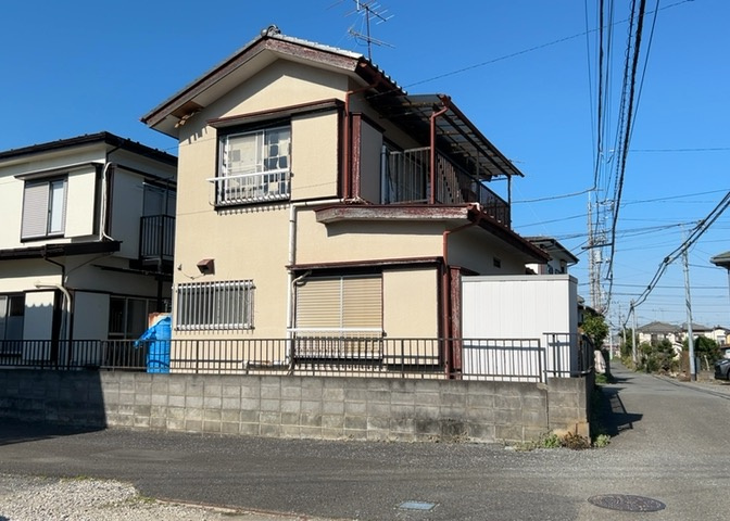 現地に行くなら、物件の周囲の地形がどうなっているかを見ることも大切です。周辺より低くなっている土地では、大雨などで水が集まりやすいため、地盤が弱くなっているということも考えられるため、注意が必要です。
