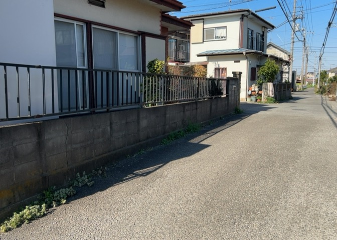 土地購入を検討されている場合、境界杭がない状態で購入してしまうと境界確定測量をする必要があり、費用がかかります。購入の前に、売主、隣土地所有者立ち合いのもと境界を確定し境界杭を設置するのがベストです。